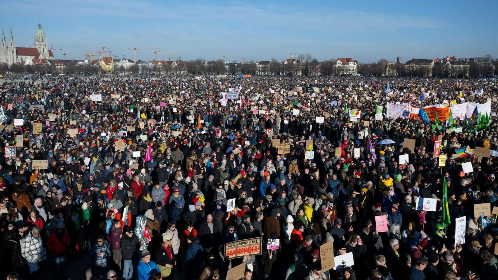 Die Menschen sammeln sich auf der Theresienwiese in München. (Foto: Sven Hoppe/dpa)