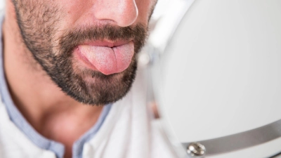 Wer sich regelmäßig gründlich die Zähne putzt und die Zunge mit einem speziellen Schaber reinigt, lässt schädlichen Ablagerungen kaum eine Chance. (Foto: Christin Klose/dpa-tmn)