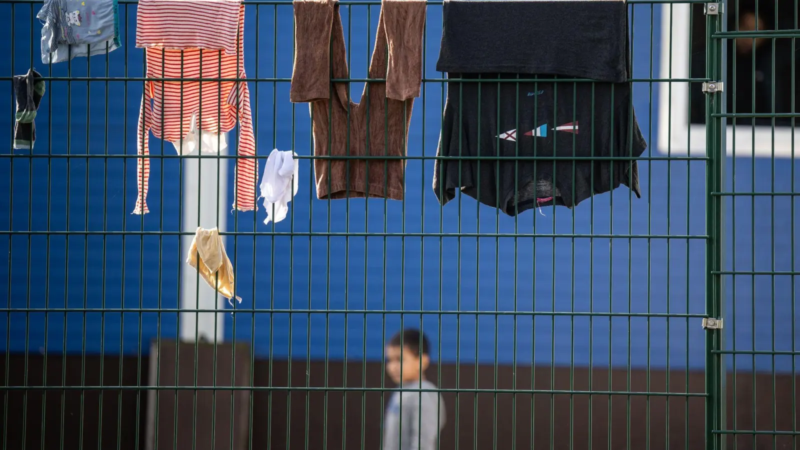 Eine Erstaufnahmeneinrichtung in Gießen. Rund 3500 Menschen aus unterschiedlichen Ländern sollen von dort aus auf kommunale Einrichtungen verteilt werden. (Foto: Hannes P. Albert/dpa)