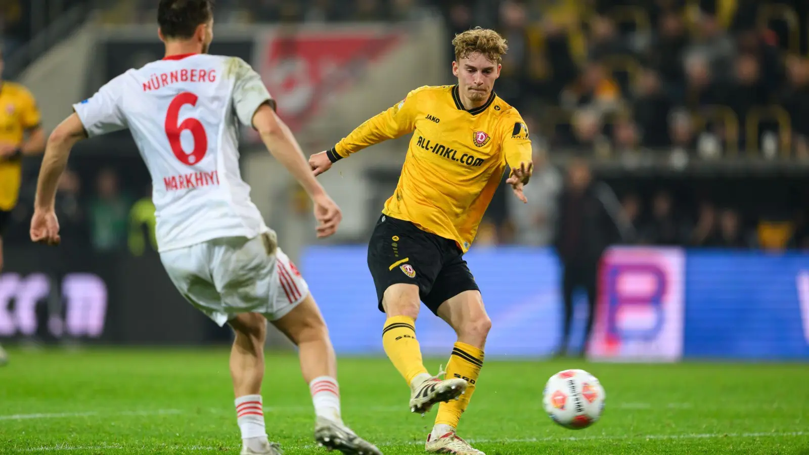 Dominik Kother (r, Dynamo Dresden) erzielt das Tor zum 1:1. (Foto: Robert Michael/dpa)