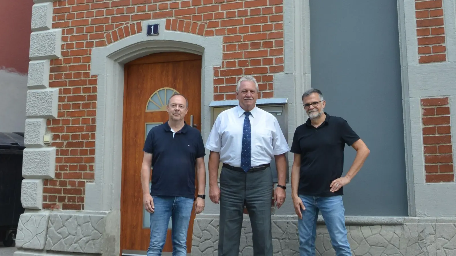 Martin Sehring, Klaus Meier und Gerald Schorr (von links) vor dem Privathaus in der Oberen Bleichgasse 1. Die dort vorgenommene Fassadensanierung sei ein zur Nachahmung empfohlenes Beispiel. (Foto: Patrick Lauer)