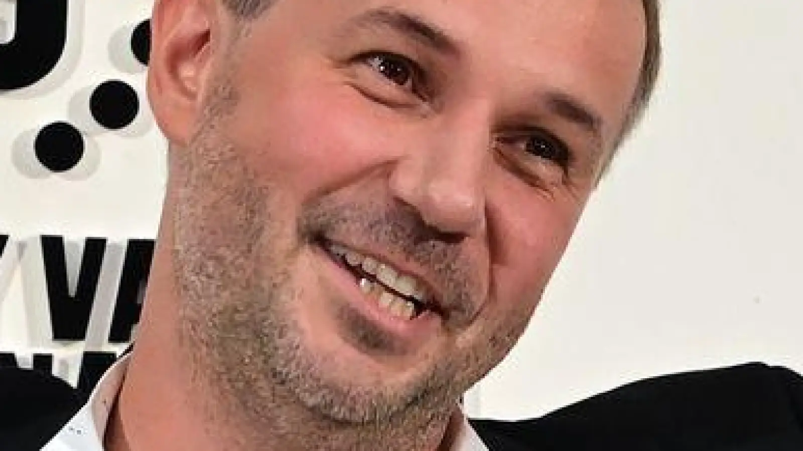 Der slowakische Regisseur Miro Remo posiert mit seiner Auszeichnung in der Hand. Miro gewann den Hauptpreis des 59. Karlsbader Filmfestivals. (Foto: Slavomír Kubeš/CTK/dpa)