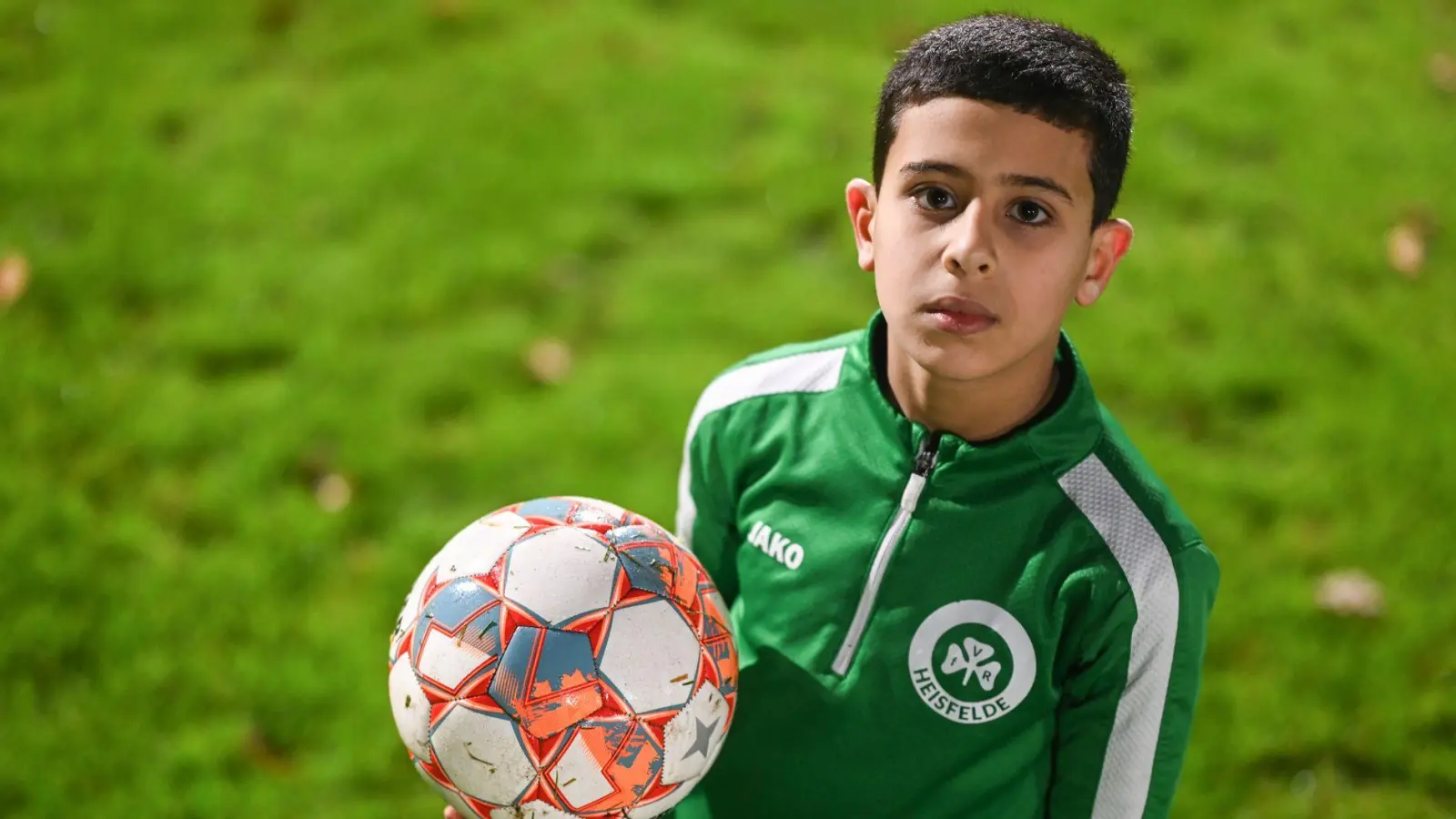 Der neunjährige Fußballer Wasen Al-Ali auf dem Sportplatz in Heisfelde. (Foto: Lars Penning/dpa)