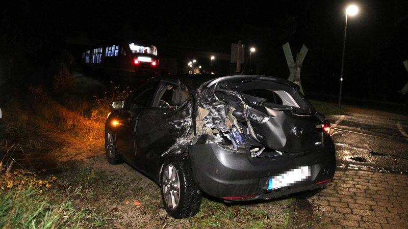 Das Auto erlitt bei dem Zusammenstoß mit einem Zug bei Windsbach Totalschaden. (Symbolbild: NEWS5/Markus Zahn)