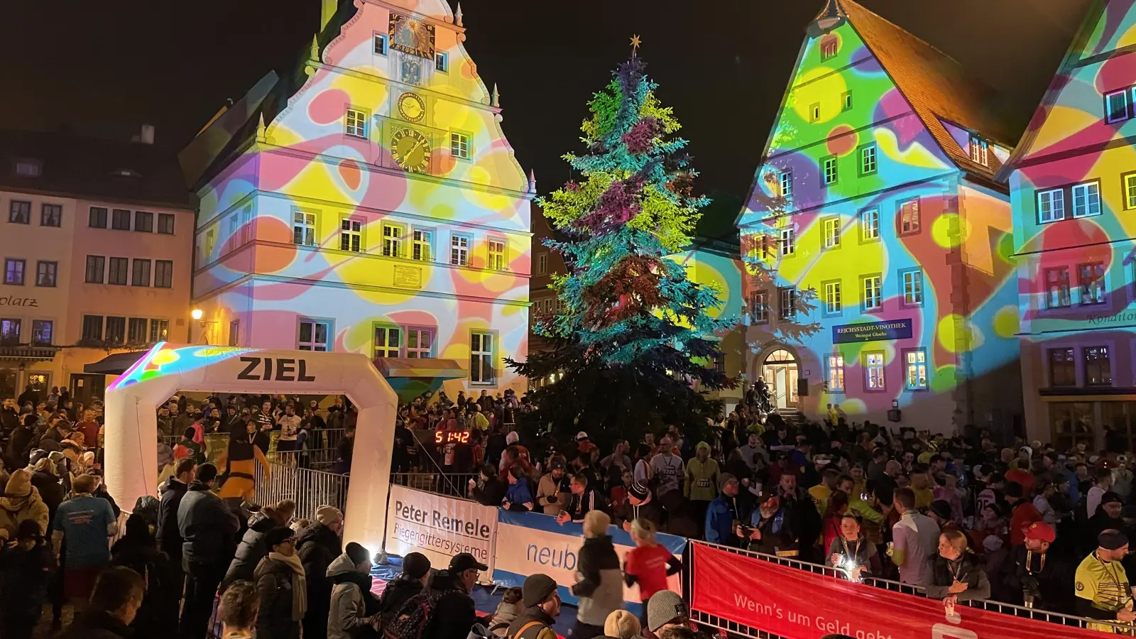Bunt illuminierter Marktplatz, Menschen überall: Der Lichterlauf hat seinen festen Platz im Rothenburger Veranstaltungskalender. (Foto: Cedric Sterner)