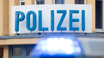 Die Polizei musste zu einem Unfall bei Neunstetten. (Symbolbild: Friso Gentsch/dpa)