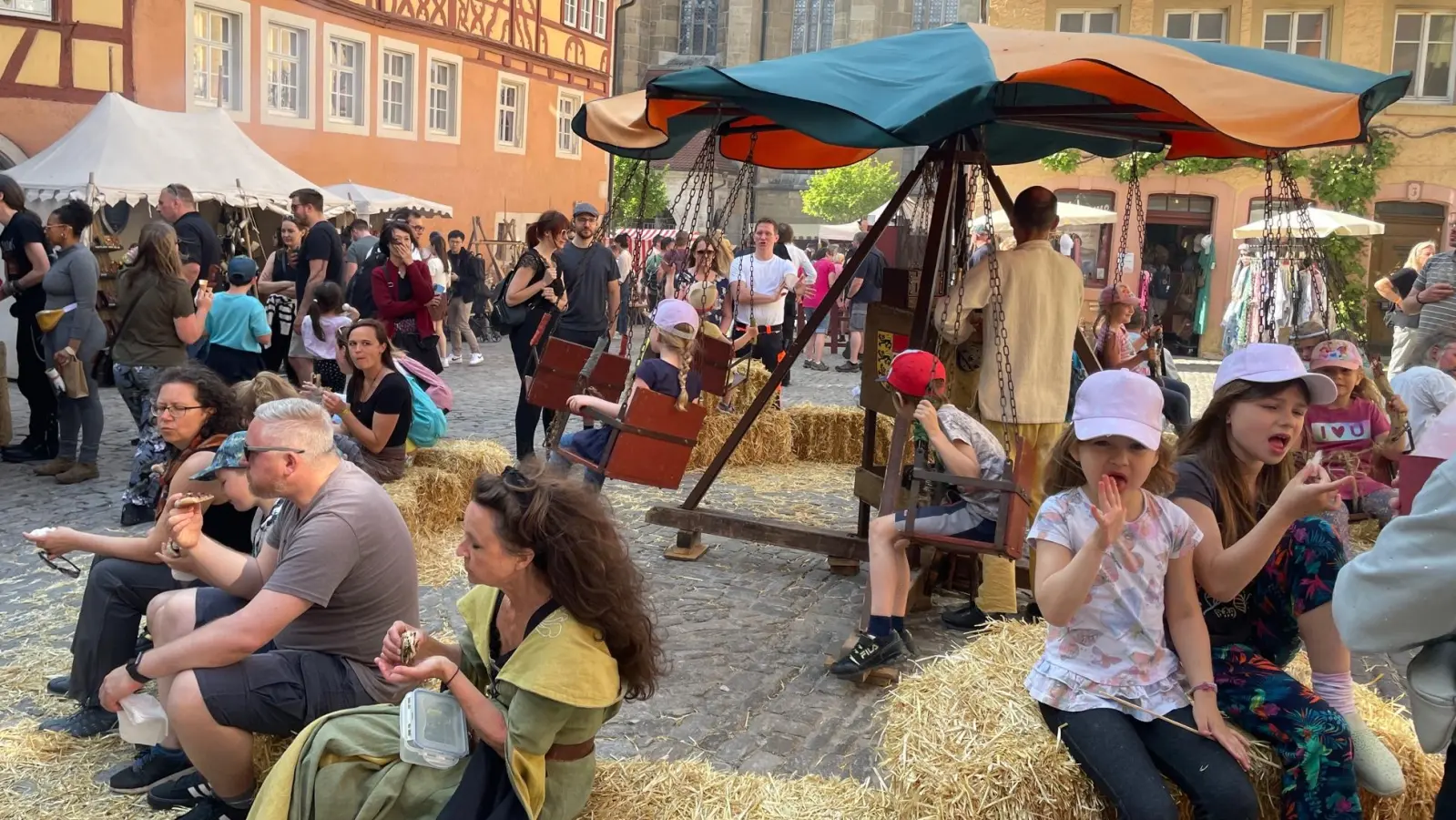 Zweiter Tag bei den Pfingsfestspielen in Rothenburg. Bei bestem Wetter gibt es überall in der Stadt mittelalterliches Treiben zu bewundern. (Foto: Gerhard Krämer)