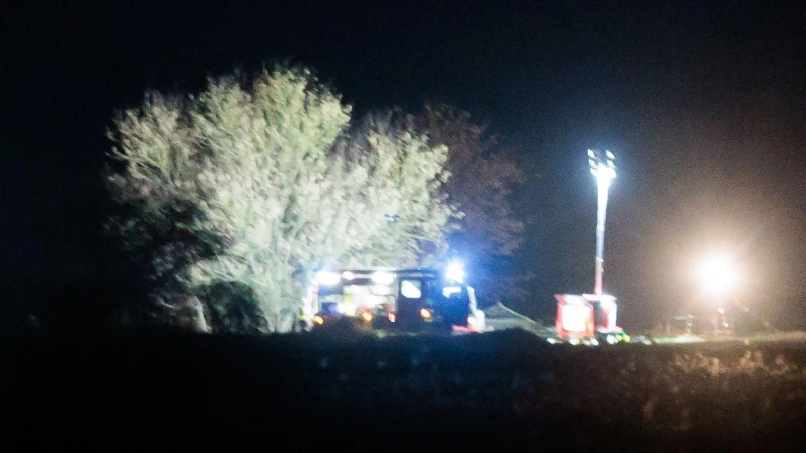 Der Einsatz in Zehnebeck dürfte noch stundenlang dauern. (Foto: Carsten Koall/dpa)