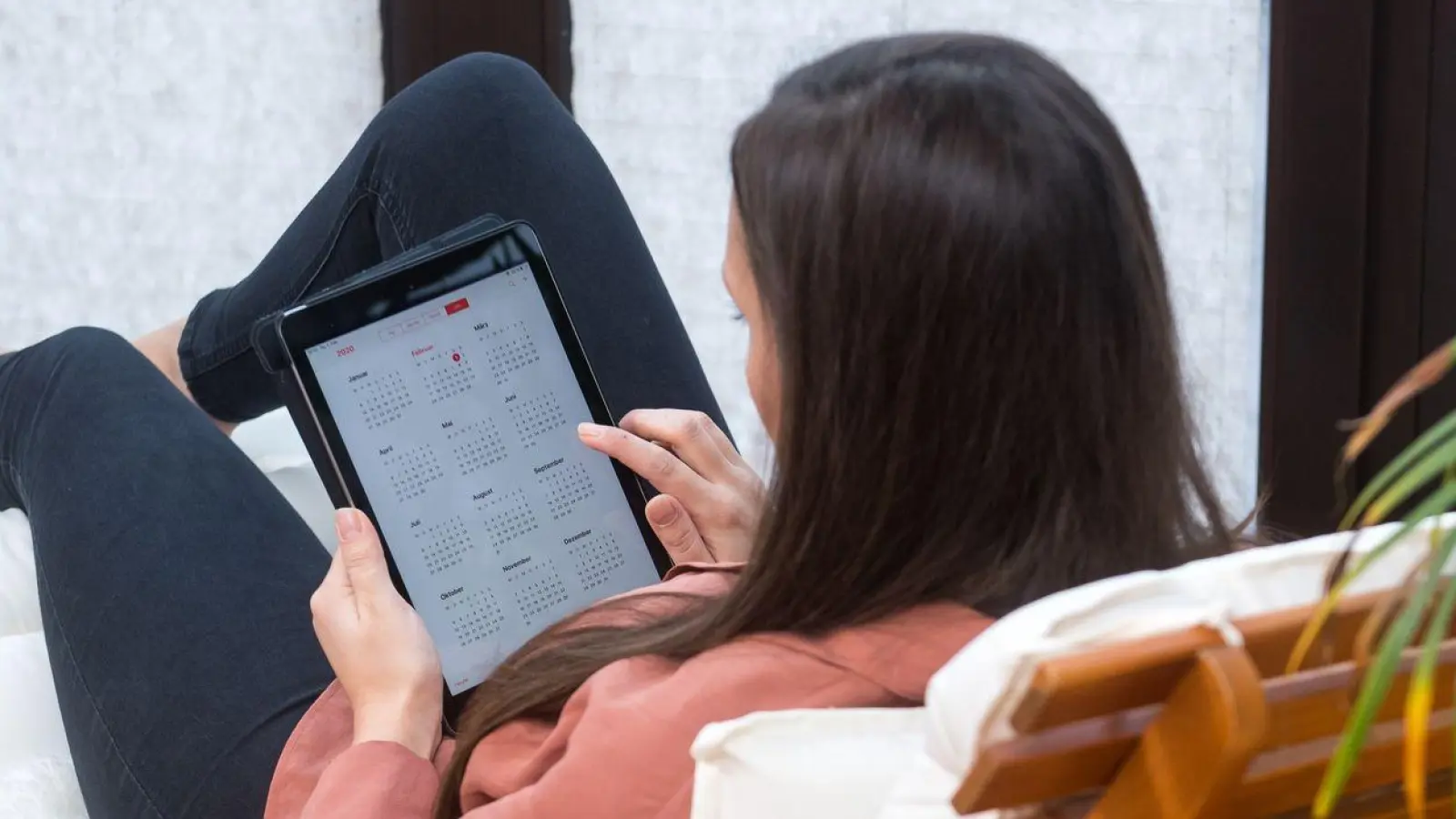 Entspannt zurück in den Job: Der Resturlaub aus Mutterschutz oder Elternzeit bleibt erhalten. (Foto: Benjamin Nolte/dpa-tmn)