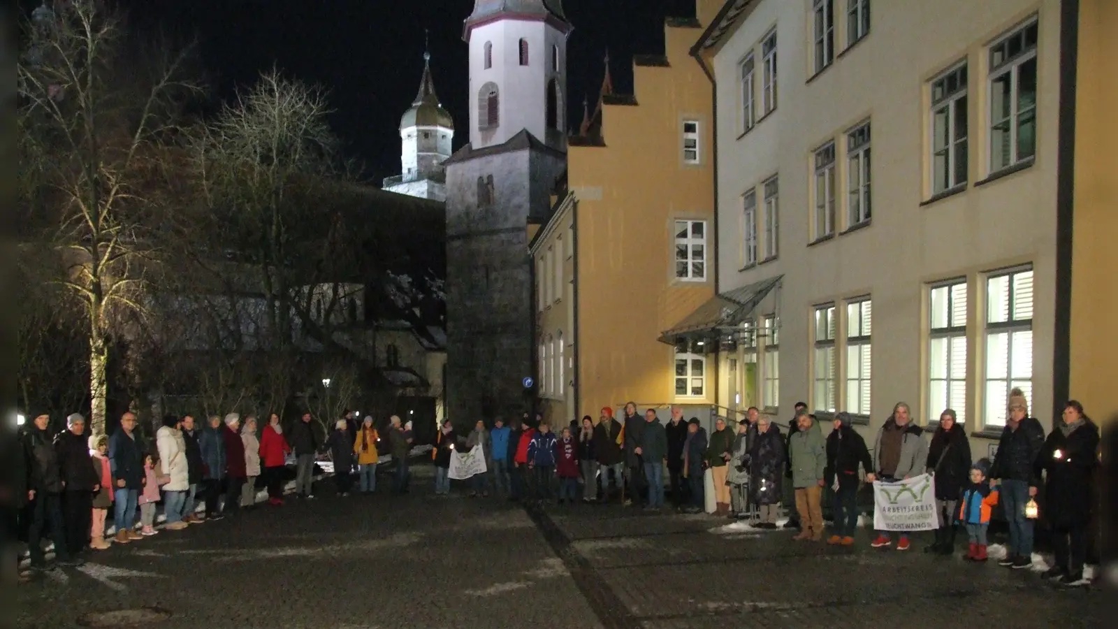 Die Anwesenden fassten sich an den Händen, bildeten vor dem Feuchtwanger Rathaus eine Menschenkette und setzten damit ein klares Zeichen für Zusammenhalt und Demokratie.  (Foto: Jasmin Kiendl)