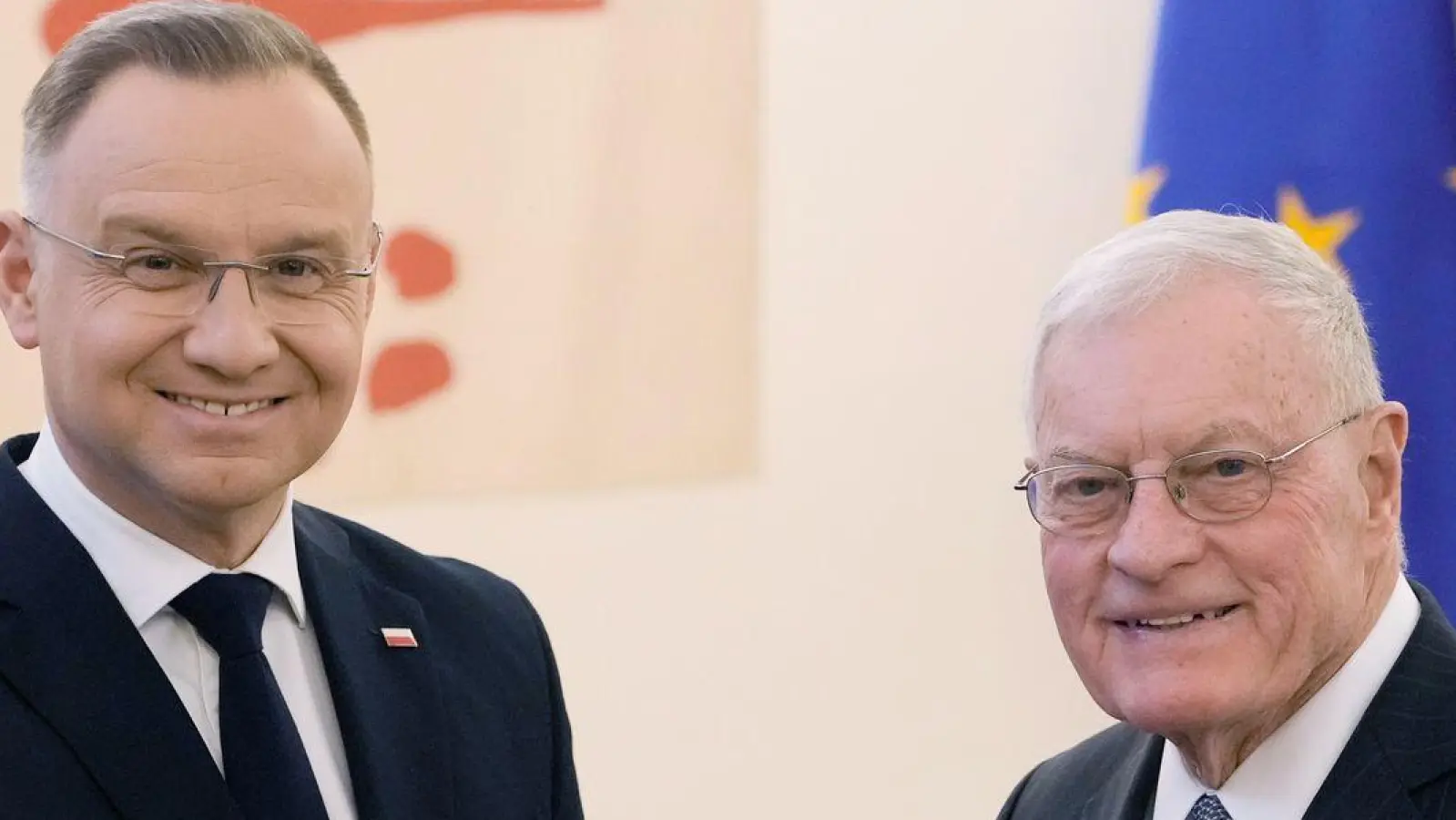 Polens Präsident Andrzej Duda mit dem US-Sondergesandten für die Ukraine Keith Kellogg.  (Foto: Czarek Sokolowski/AP/dpa)