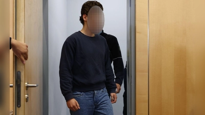 Der Angeklagte betritt den Gerichtssaal. (Foto: Rolf Vennenbernd/dpa)