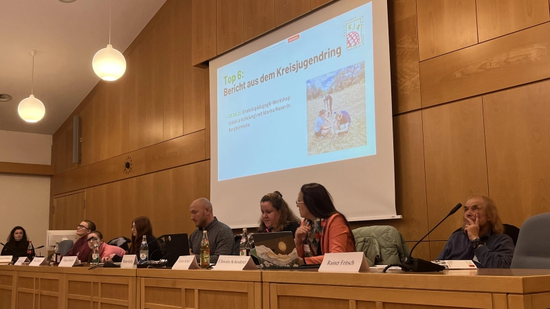 Christina Scheiderer (Zweite von rechts) referierte über die KJR-Aktivitäten des demnächst abgelaufenen Jahres. (Foto: Volker Raab)