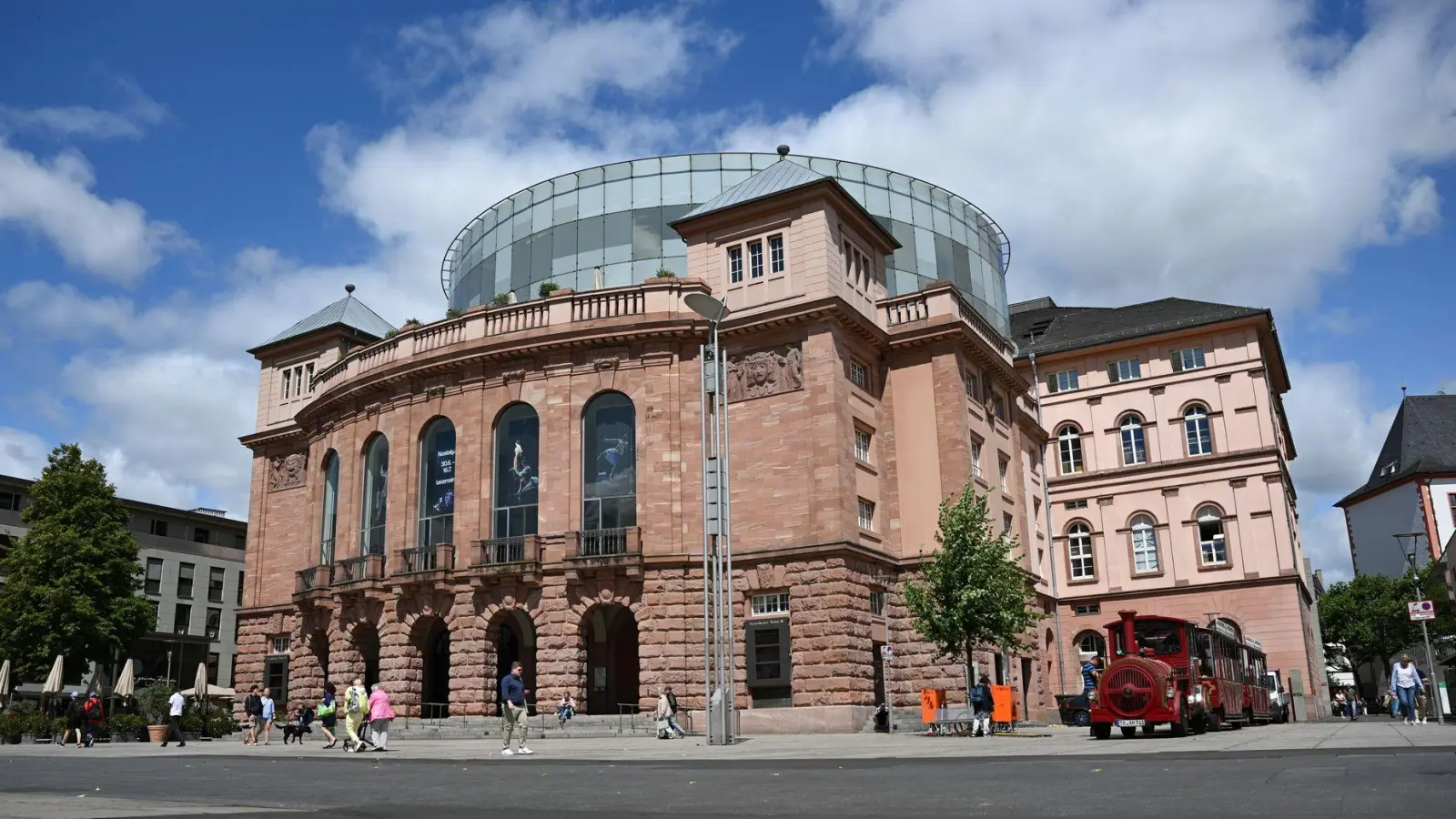 Die Fachzeitschrift „Opernwelt“ hat das Staatstheater Mainz zum Opernhaus des Jahres ernannt. (Archivbild) (Foto: Arne Dedert/dpa)