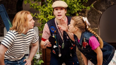 Detektivische Spürnasen im Kreuzgang: David Riedt als Anders Bengtsson (links), Ben Erik Schröter als Kalle Blomquist und Juliane Krug als Eva-Lotta Lisander. (Foto: Nicole Brühl)