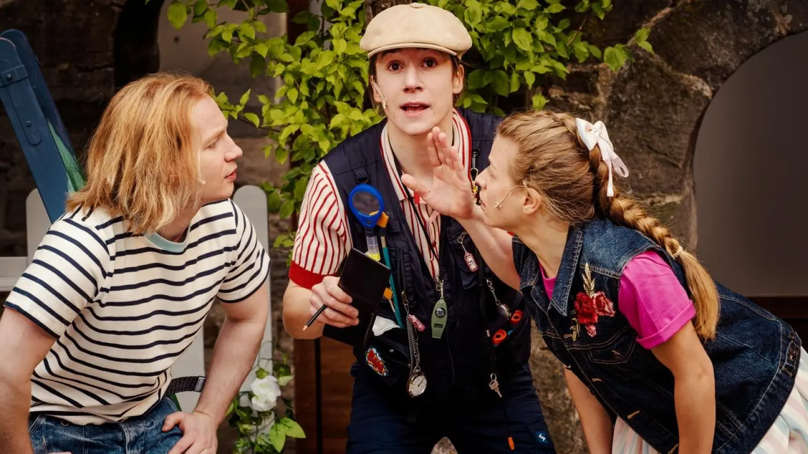 Detektivische Spürnasen im Kreuzgang: David Riedt als Anders Bengtsson (links), Ben Erik Schröter als Kalle Blomquist und Juliane Krug als Eva-Lotta Lisander. (Foto: Nicole Brühl)