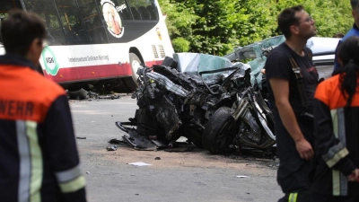 Eine Autofahrerin ist am Freitagmorgen bei einem Zusammenstoß mit einem Linienbus ums Leben gekommen. (Foto: Zahn/vifogra/dpa)