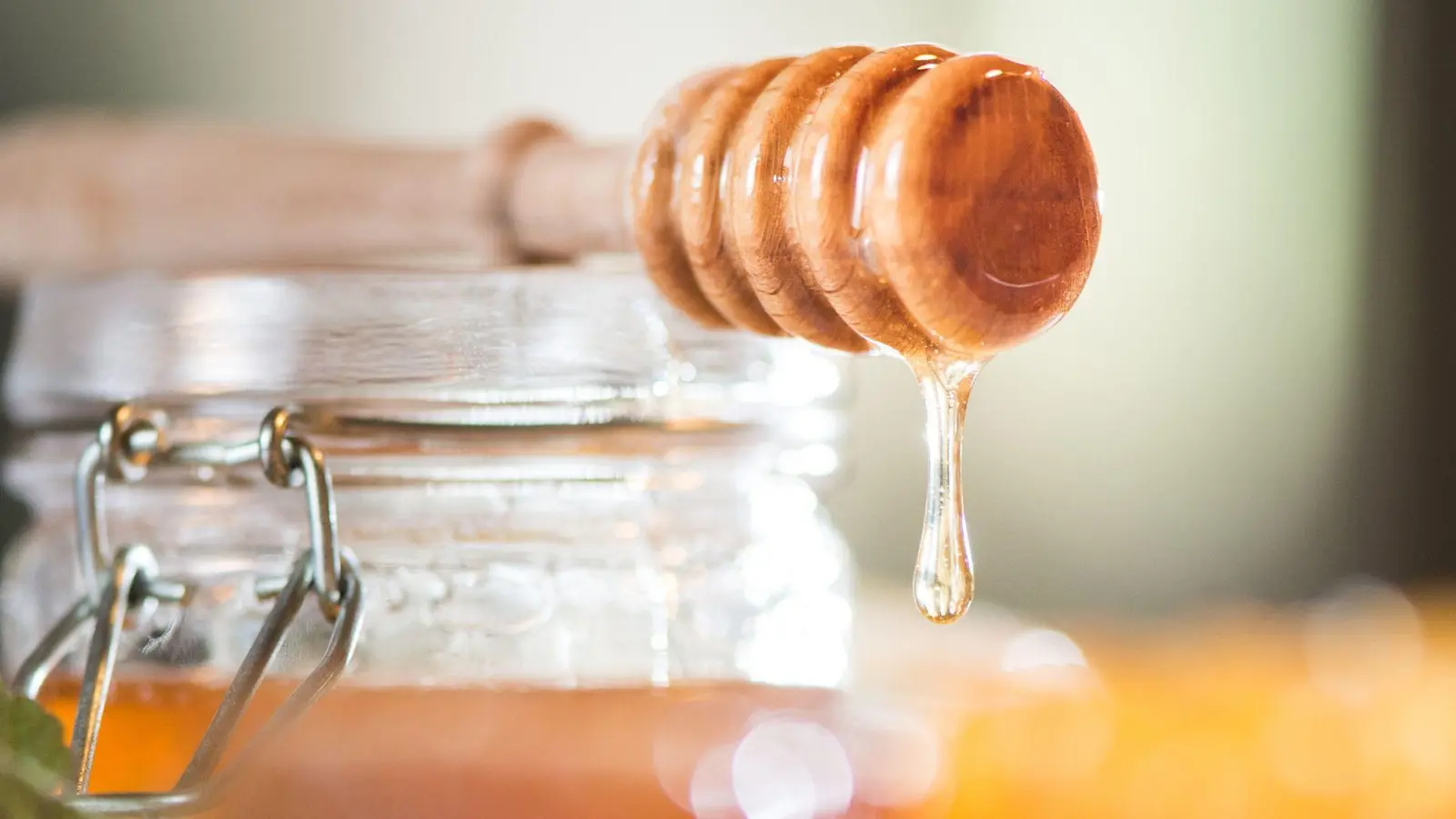 Typisch Akazienhonig: Der hohe Fruchtzuckeranteil im Akazienhonig sorgt für seine langanhaltende flüssige Konsistenz und besondere Süße. (Foto: Franziska Gabbert/dpa-tmn)