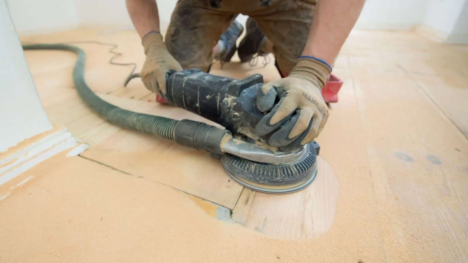Bei DIY-Projekten gilt: Immer konzentriert und mit vollständiger Schutzausrüstung arbeiten – denn Unfälle können selbst erfahrenen Heimwerkern passieren. (Foto: Inga Kjer/dpa-tmn)