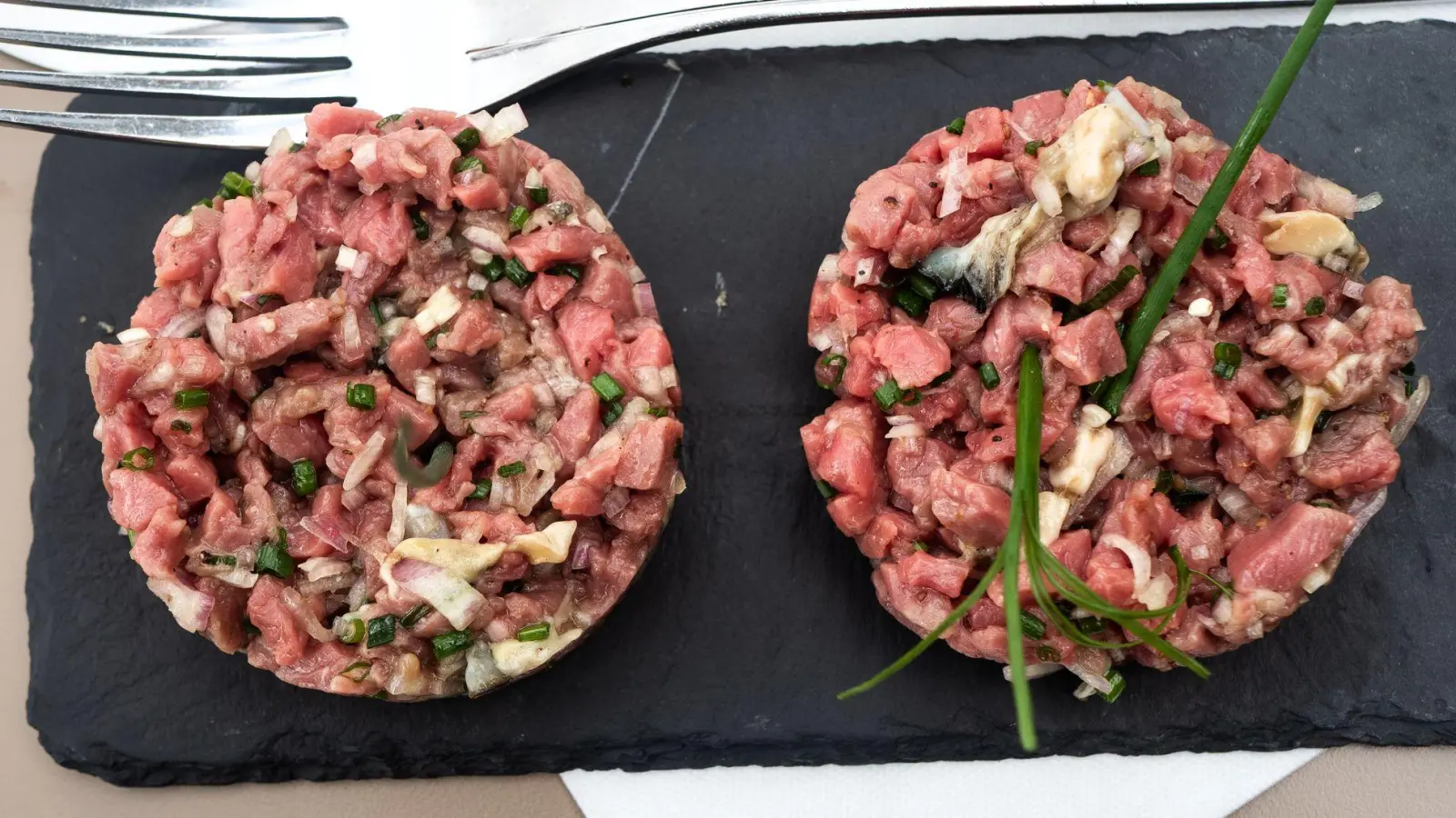 Bei Jérôme Meuniers Vorspeise „Land und Meer“ trifft die fleischige Würze des Rinds auf die jodige Frische der Austern.  Das Beef wird für das Tatar nicht durch den Wolf gedreht, sondern fein gewürfelt.  (Foto: Andreas Drouve/dpa-tmn)