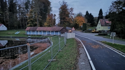 Der am Fischhausbad vorbeiführende Radweg ist inzwischen fertiggestellt und freigegeben. Es fehlt allerdings noch eine angemessene Abgrenzung zum Weiher hin. Wann das bisherige Bauzaun-Provisorium durch einen richtigen Zaun ersetzt wird und wie viel das kostet, ist offen. (Foto: Jürgen Binder)