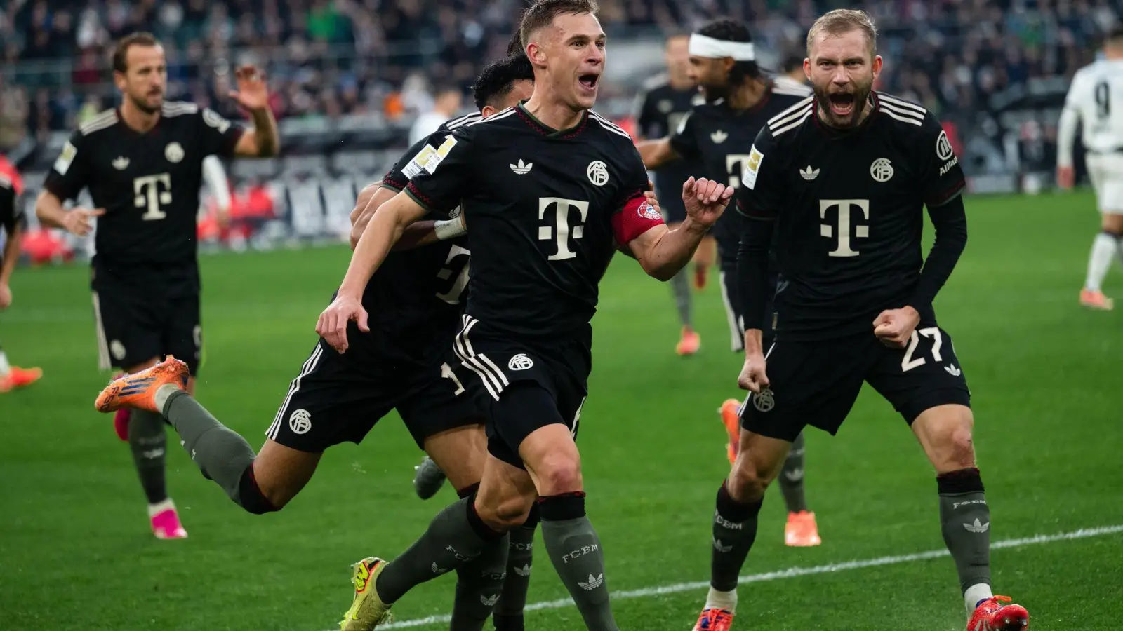 Josuha Kimmich (M) brachte den FC Bayern in Führung. (Foto: Marius Becker/dpa)