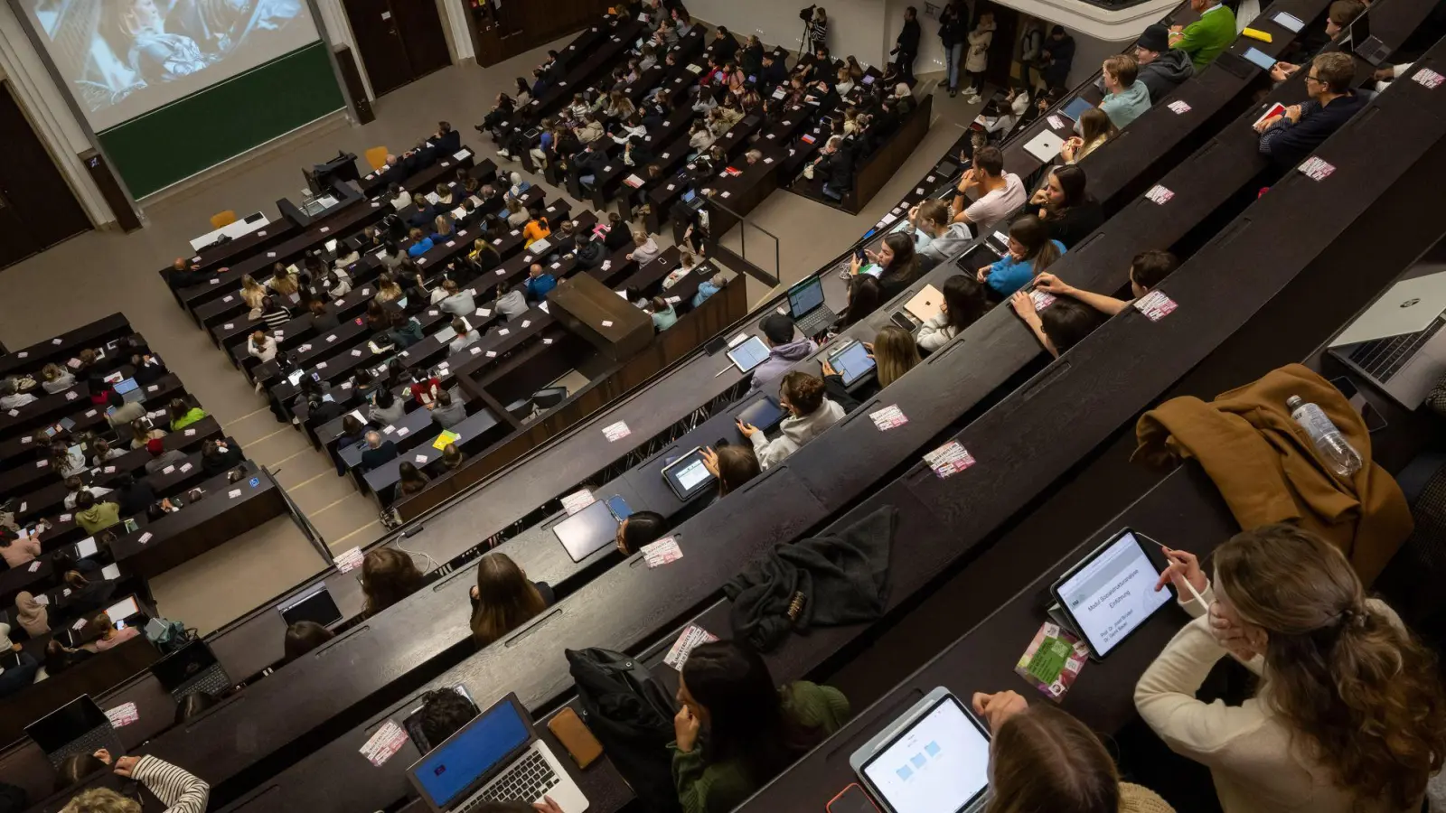 Mehr als 403.000 Studierende starten im Wintersemester 2026/2027 an den Hochschulen im Freistaat. (Archivbild) (Foto: Peter Kneffel/dpa)