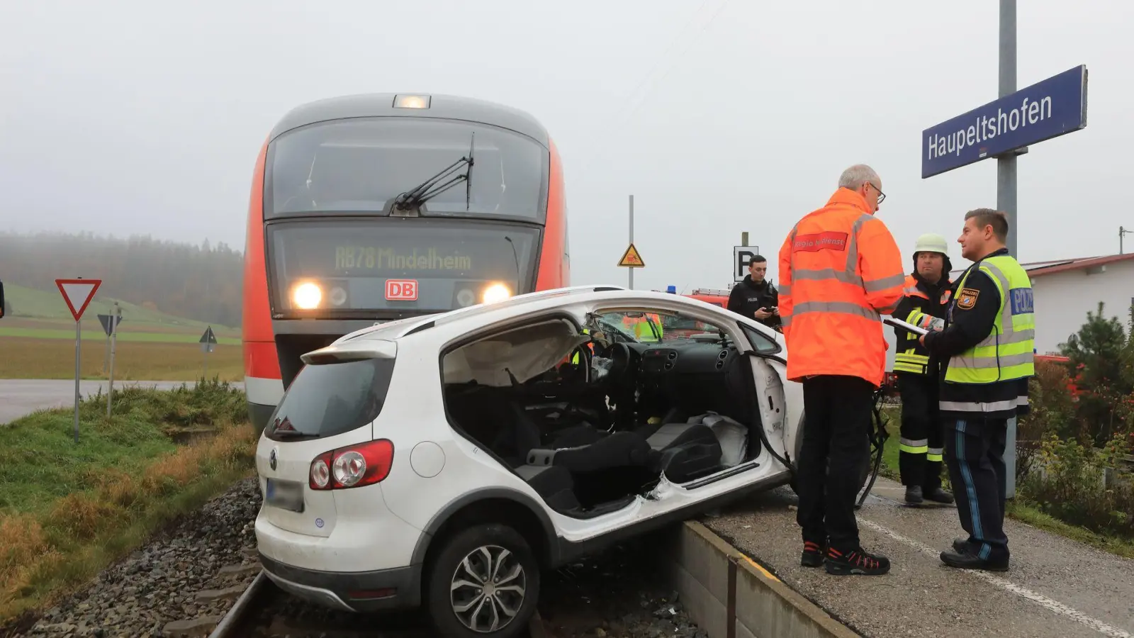 Bei dem Zusammenstoß mit einer Regionalbahn wurde der Fahrer des Autos schwer verletzt. (Foto: Ralf Zwiebler/dpa)