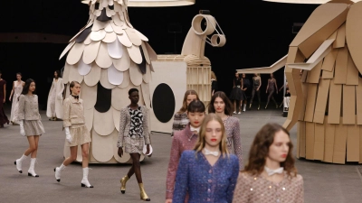 Models mit Kreationen der Chanel Haute Couture Frühjahr-Sommer-Kollektion 2023. (Foto: Uncredited/XinHua/dpa/dpa)