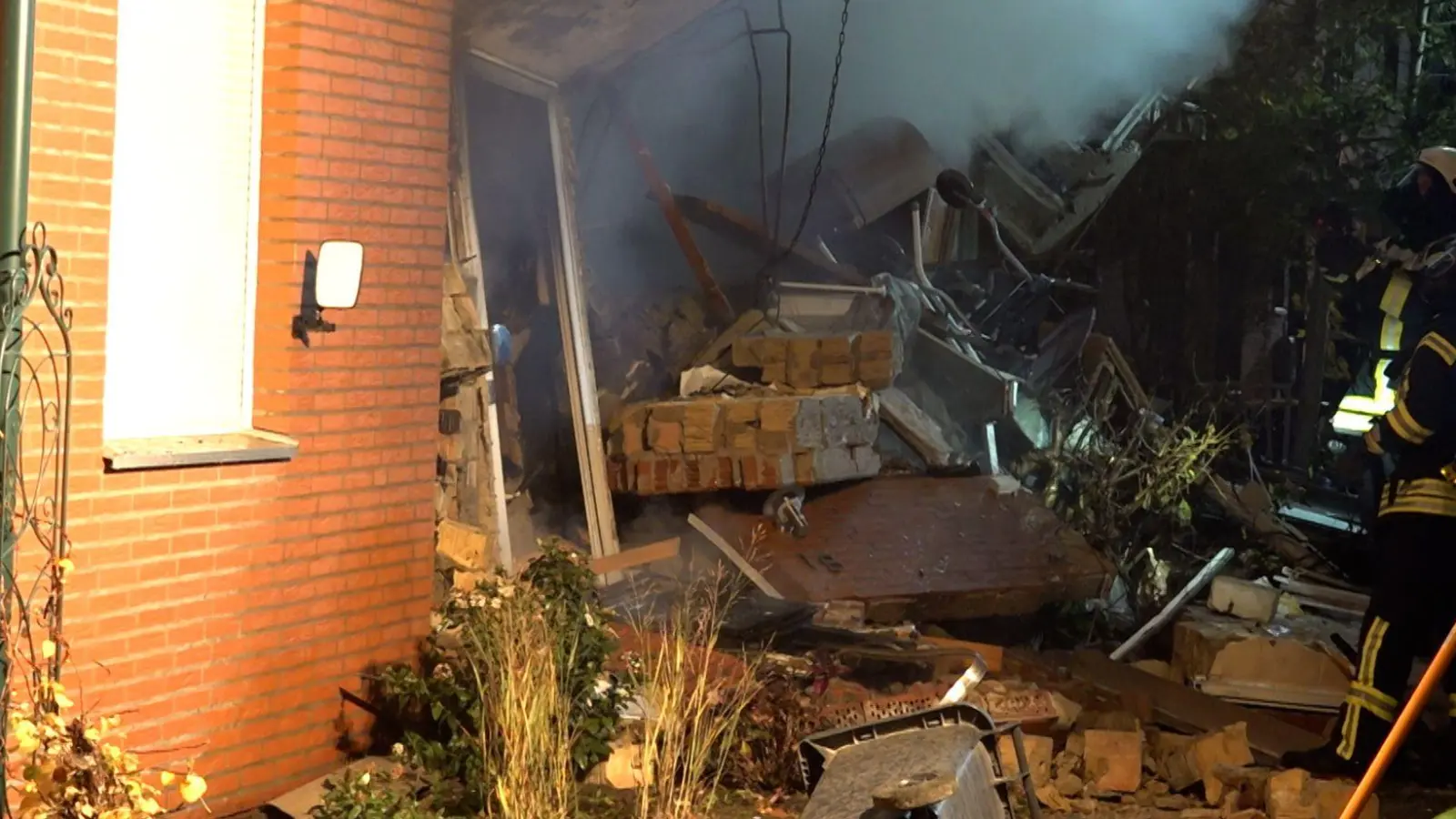 Die Suche nach einem 83-Jährigen in den Trümmern eines Reihenhauses geht auch am Samstag weiter. (Foto: Benjamin Müller/dpa)