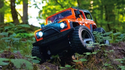 RC-Cars gibt es in vielen Größen und Formen, darunter auch solche nach originalen Vorbildern wie etwa diesen Land Rover Defender. (Foto: Tamiya-Carson Modellbau/dpa-tmn)