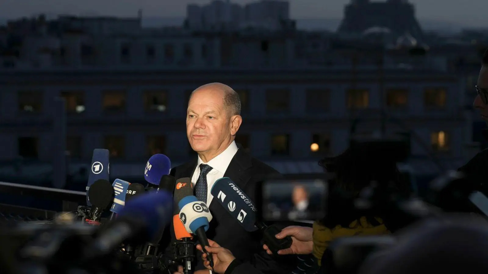 Eine „unpassende Debatte zur falschen Zeit und über das falsche Thema“: Bundeskanzler Scholz will nicht über mögliche Friedenstruppen diskutieren. (Foto: Thibault Camus/AP/dpa)