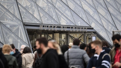 Louvre-Personal kann nicht mehr - bis zu 20.000 Besucher drängen sich täglich allein vor der weltberühmten „Mona Lisa“ von Leonardo da Vinci. (Foto: Alain Jocard/AFP/dpa)