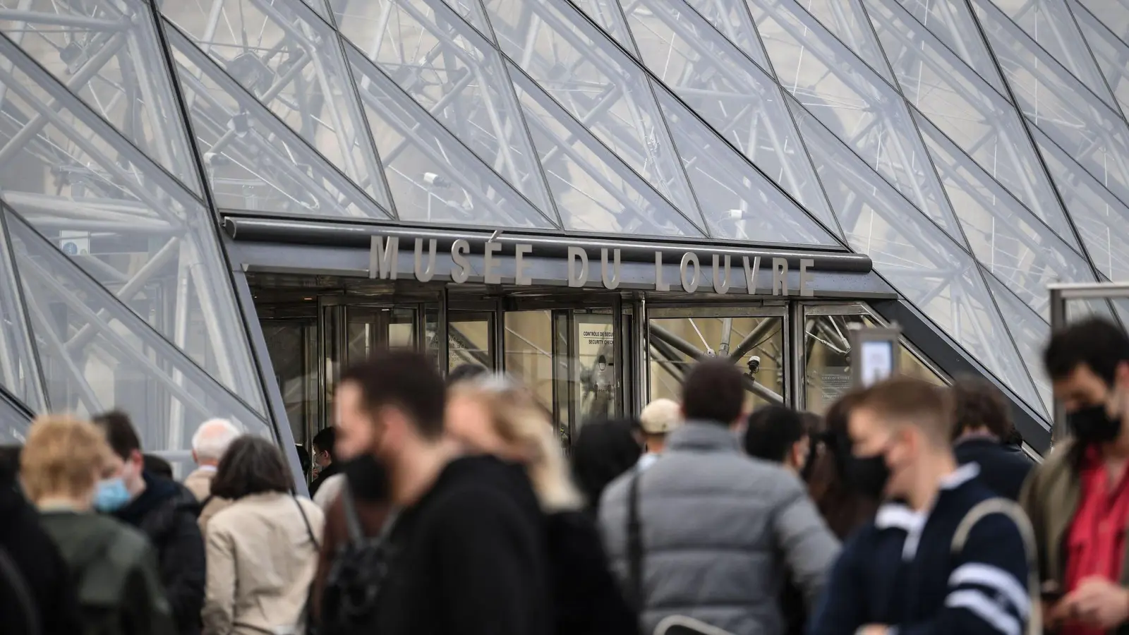 Louvre-Personal kann nicht mehr - bis zu 20.000 Besucher drängen sich täglich allein vor der weltberühmten „Mona Lisa“ von Leonardo da Vinci. (Foto: Alain Jocard/AFP/dpa)