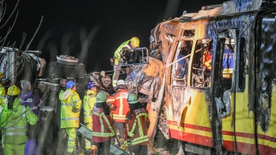 Bis in die Nacht arbeiteten die Einsatzkräfte an der Unfallstelle.  (Foto: Jason Tschepljakow/dpa)