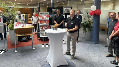 Bei der Eröffnung der Ausstellung dankte Andreas Toltz, der den erkrankten FFC-Vorsitzenden Oliver von Guérard vertrat, der Sparkasse, in deren Räumen die Schau nun zwei Wochen zu den üblichen Öffnungszeiten zu sehen sein wird, bevor sie ins Rathaus übersiedelt.  (Foto: Johannes Flierl)