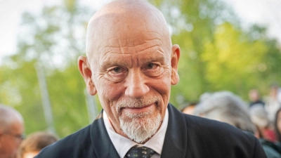 John Malkovich 2024 bei einem Termin in Bremen. (Foto: Sina Schuldt/dpa)