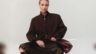 All-Brown-Styling: Schokobraun in verschiedenen Nuancen schafft Tiefe und Eleganz im monochromen Look, hier von Arket (Hemd ca. 89 Euro, Blazer ca. 169 Euro, Satinrock mit Spitze ca. 89 Euro, Stiefel ca. 299 Euro, Tasche ca. 149 Euro). (Foto: Arket/dpa-tmn)