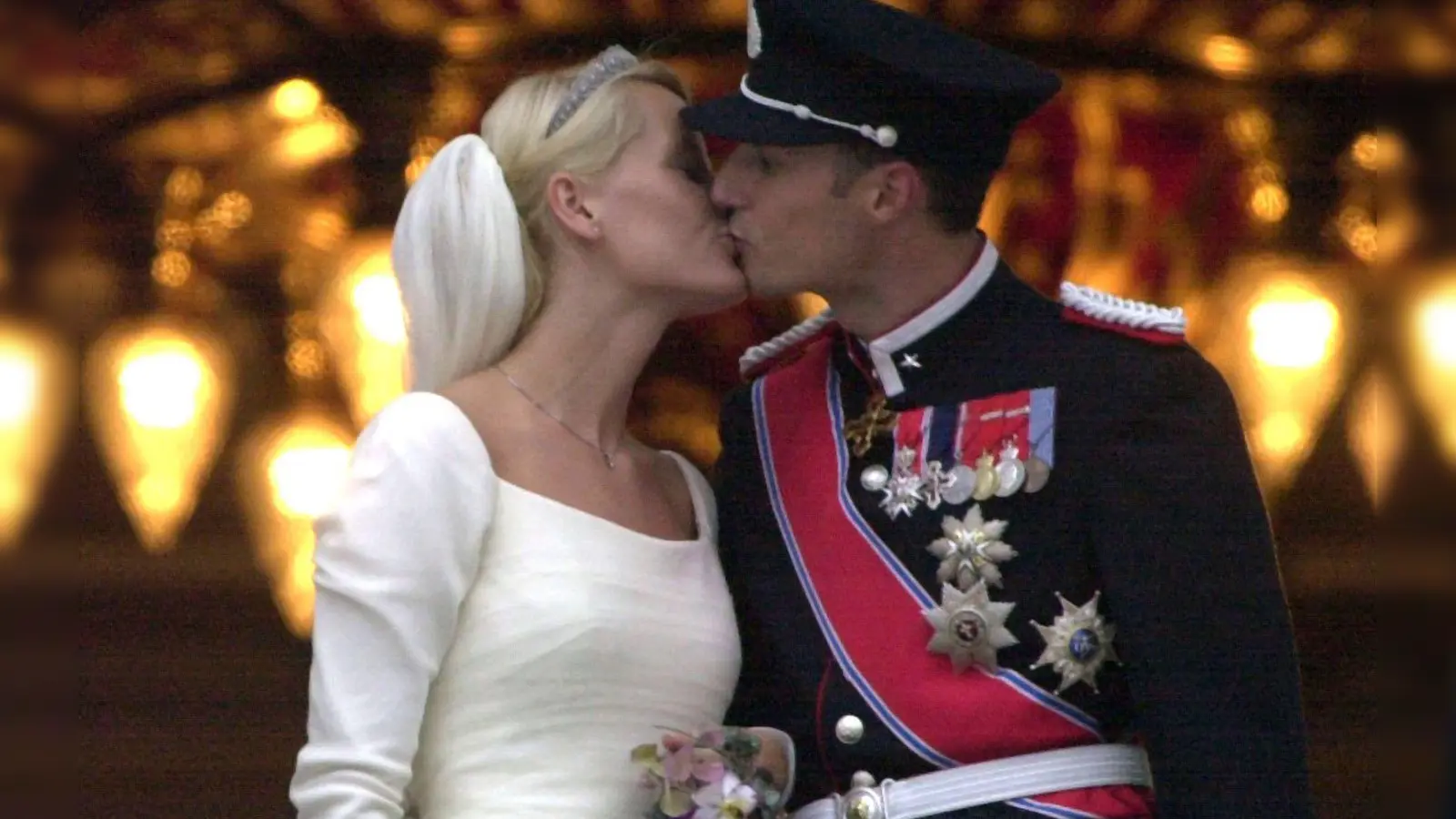 Märchenhochzeit in Norwegen: Vor 25 Jahren heirateten Kronprinz Haakon und Mette-Marit. (Archivbild) (Foto: Martin Athenstädt / dpa)