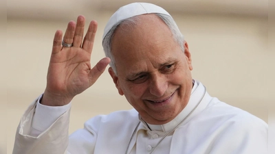 Papst Leo XIV. zelebriert seien erste Christmette. (Archivbild)  (Foto: Alessandra Tarantino/AP/dpa)