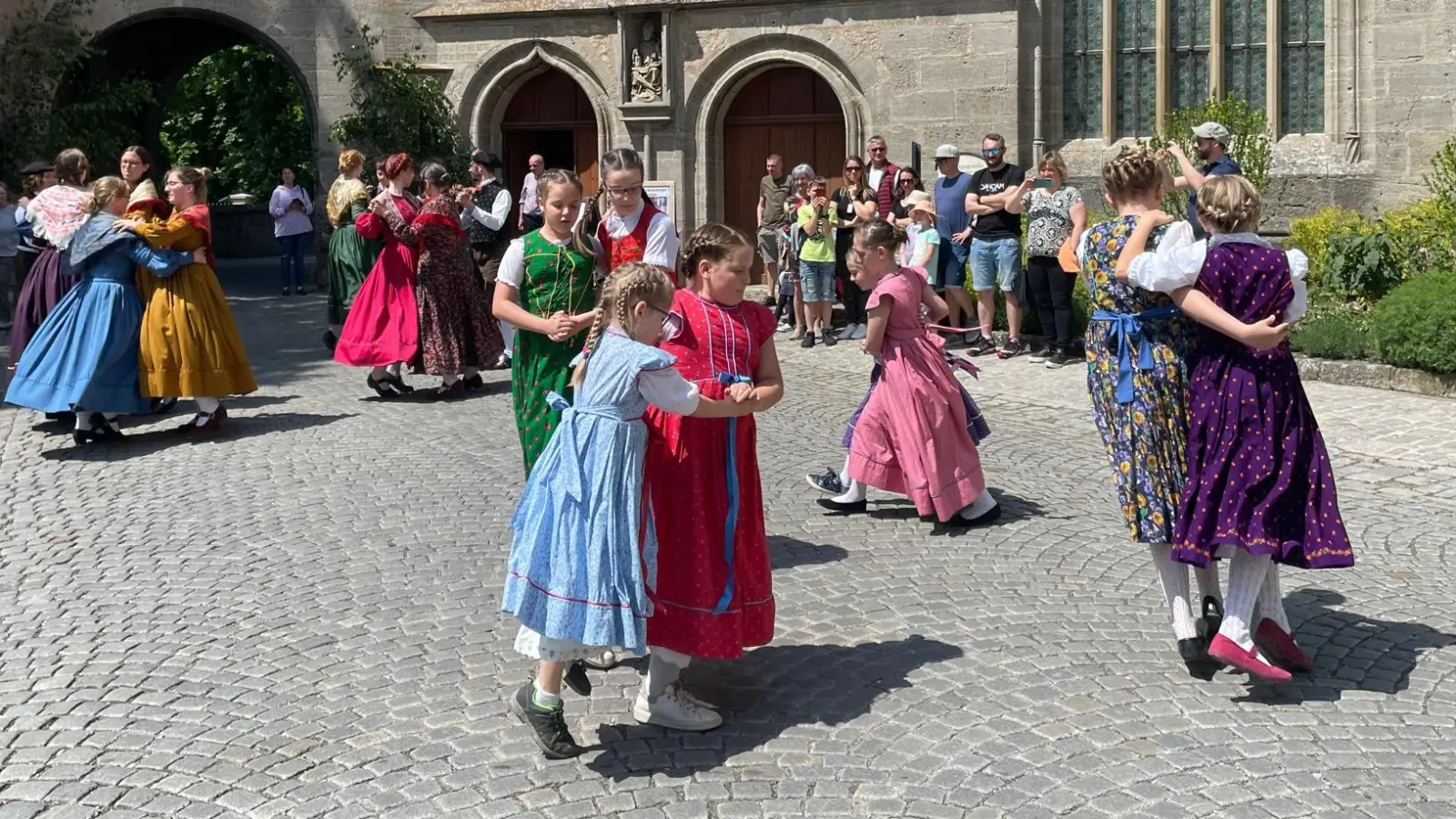 Zweiter Tag bei den Pfingsfestspielen in Rothenburg. Bei bestem Wetter gibt es überall in der Stadt mittelalterliches Treiben zu bewundern. (Foto: Gerhard Krämer)