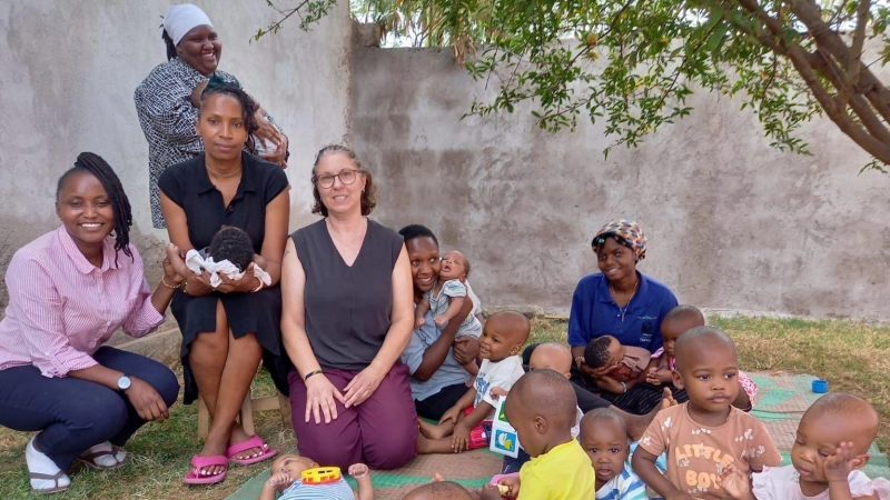 Manuela Hegwein (Mitte) vor der frisch sanierten Mauer des Waisenhauses, die dank Spenden aus Burgbernheim errichtet werden konnte. (Foto: privat)