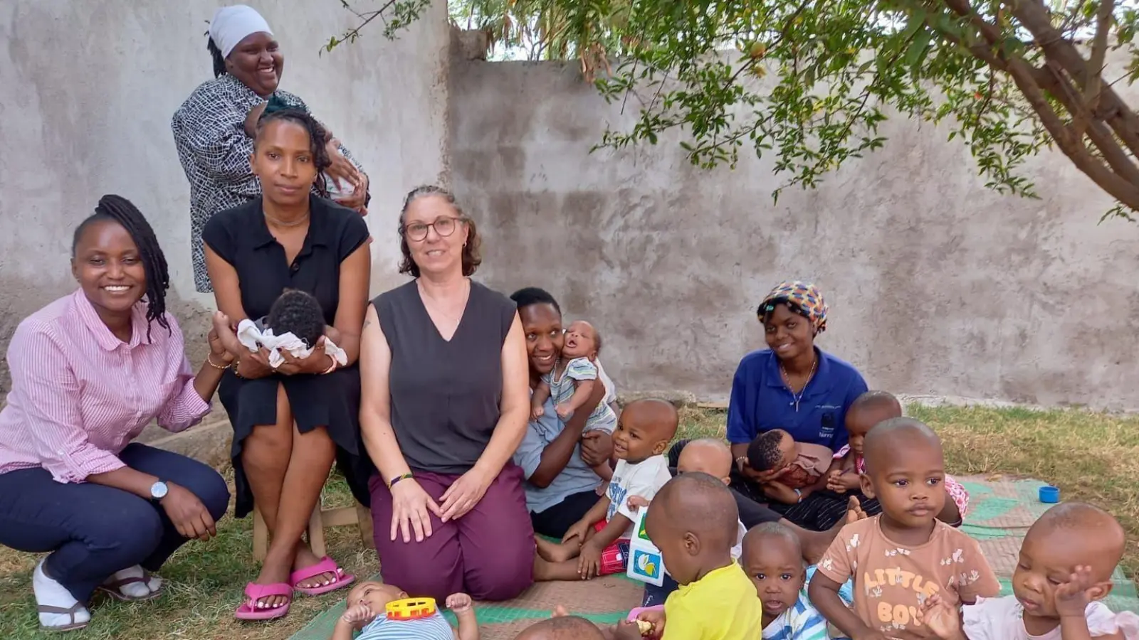 Manuela Hegwein (Mitte) vor der frisch sanierten Mauer des Waisenhauses, die dank Spenden aus Burgbernheim errichtet werden konnte. (Foto: privat)
