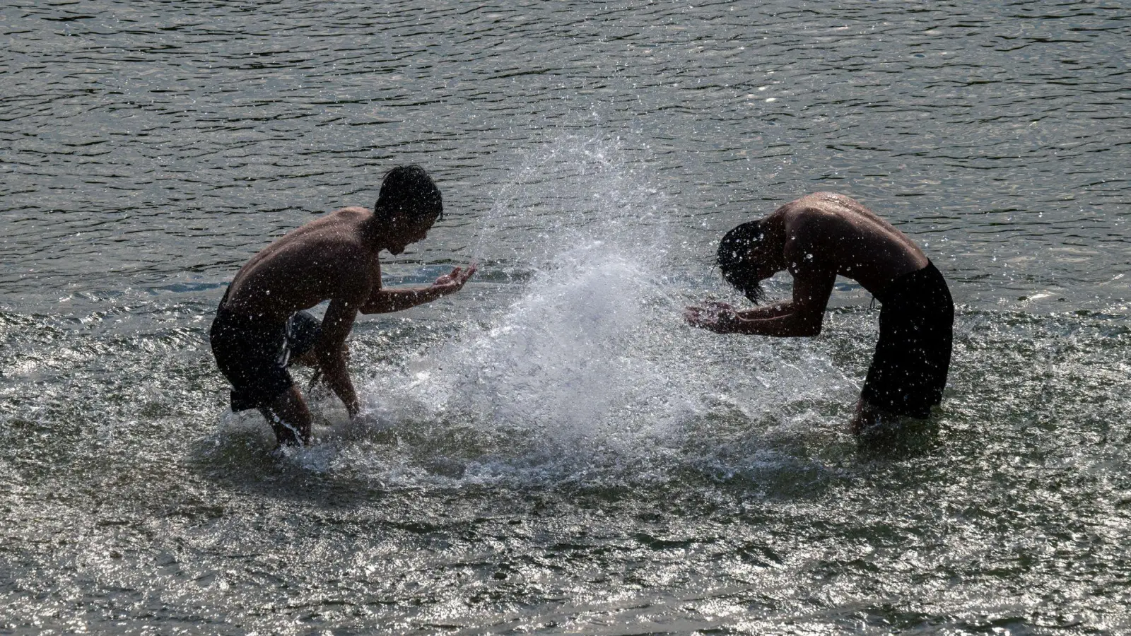 Es wird wieder sommerlich heiß im Freistaat. (Symbolbild) (Foto: Peter Kneffel/dpa)