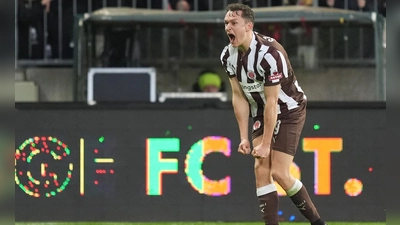 Martijn Kaars jubelt über seinen Treffer zum 1:0 für den FC St. Pauli. (Foto: Marcus Brandt/dpa)
