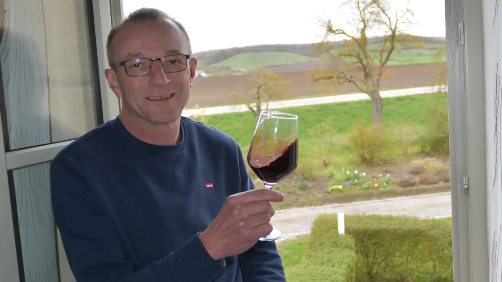 Gerald Hillenbrand hat vom Fenster aus einen Blick auf den „Ulsenheimer Huttenberg“. (Foto: Anita Dlugoß)