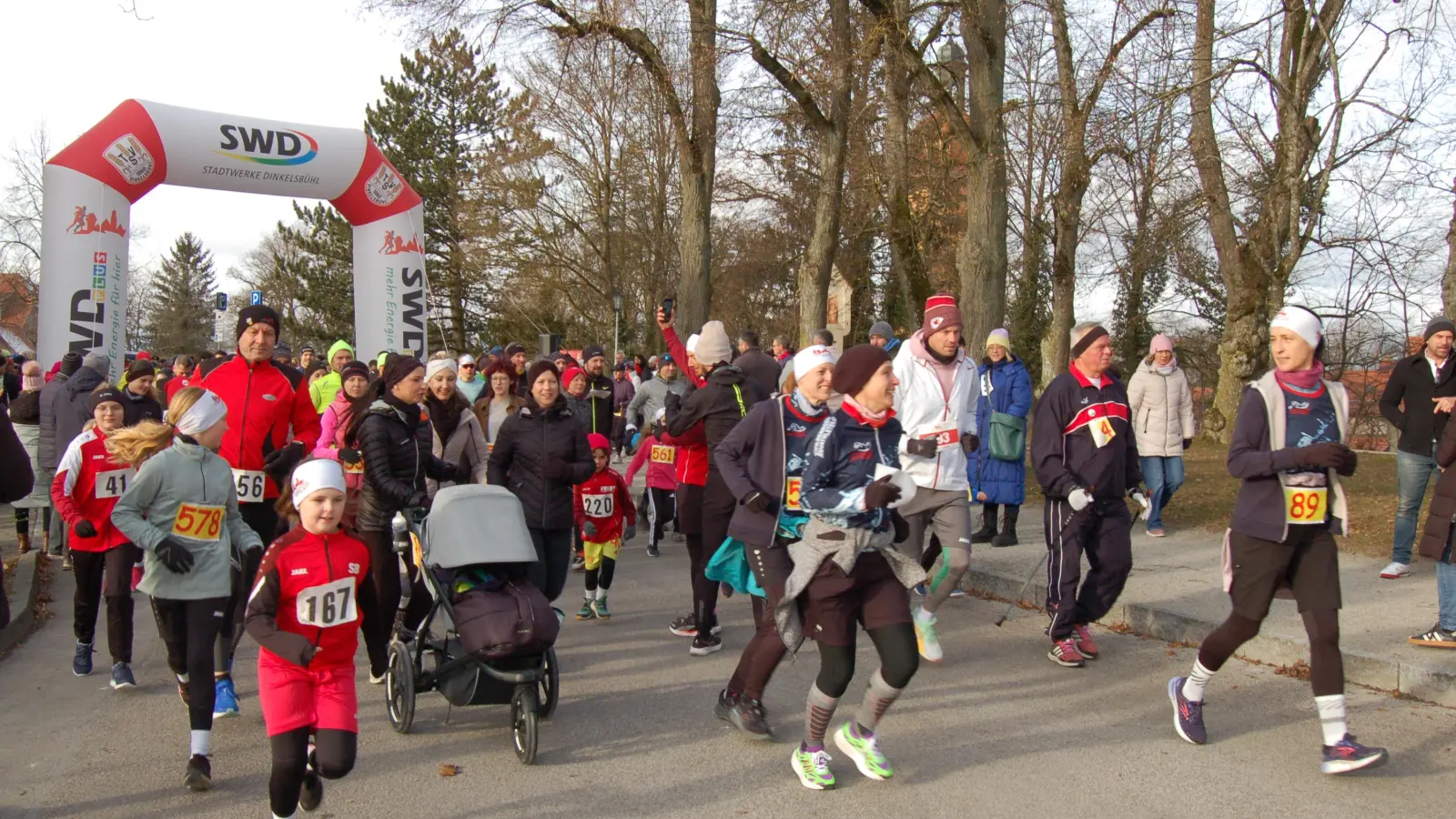 Ob im Familienverbund, einzeln oder mit Kinderwagen: Ein buntes Feld an Teilnehmenden ist am Neujahrstag von der Alten Promenade aus zum Rundkurs um die Dinkelsbühler Altstadt aufgebrochen. (Foto: Markus Weinzierl)