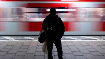 Von Freitagabend bis Montagfrüh müssen Fahrgäste im Münchner Westen mit Einschränkungen leben. (Symbolbild) (Foto: Sven Hoppe/dpa)