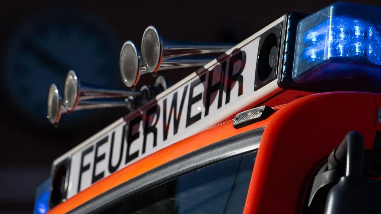 Schnell konnte die Feuerwehr den Brand im Kellerabteil löschen. (Symbolbild) (Foto: Marijan Murat/dpa)