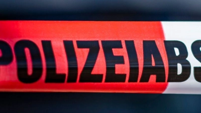 Zwischenzeitlich sperrte die Polizei mehrere Straßen in der Nähe des Hotels. (Symbolbild) (Foto: David Inderlied/dpa)
